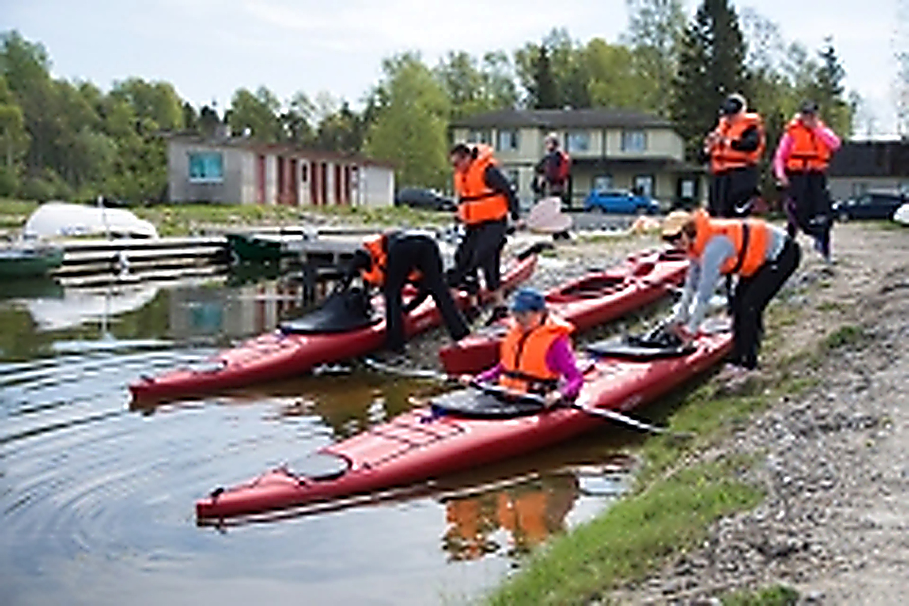 Süstamatkajad valmistavad punaseid süstasid kaldal