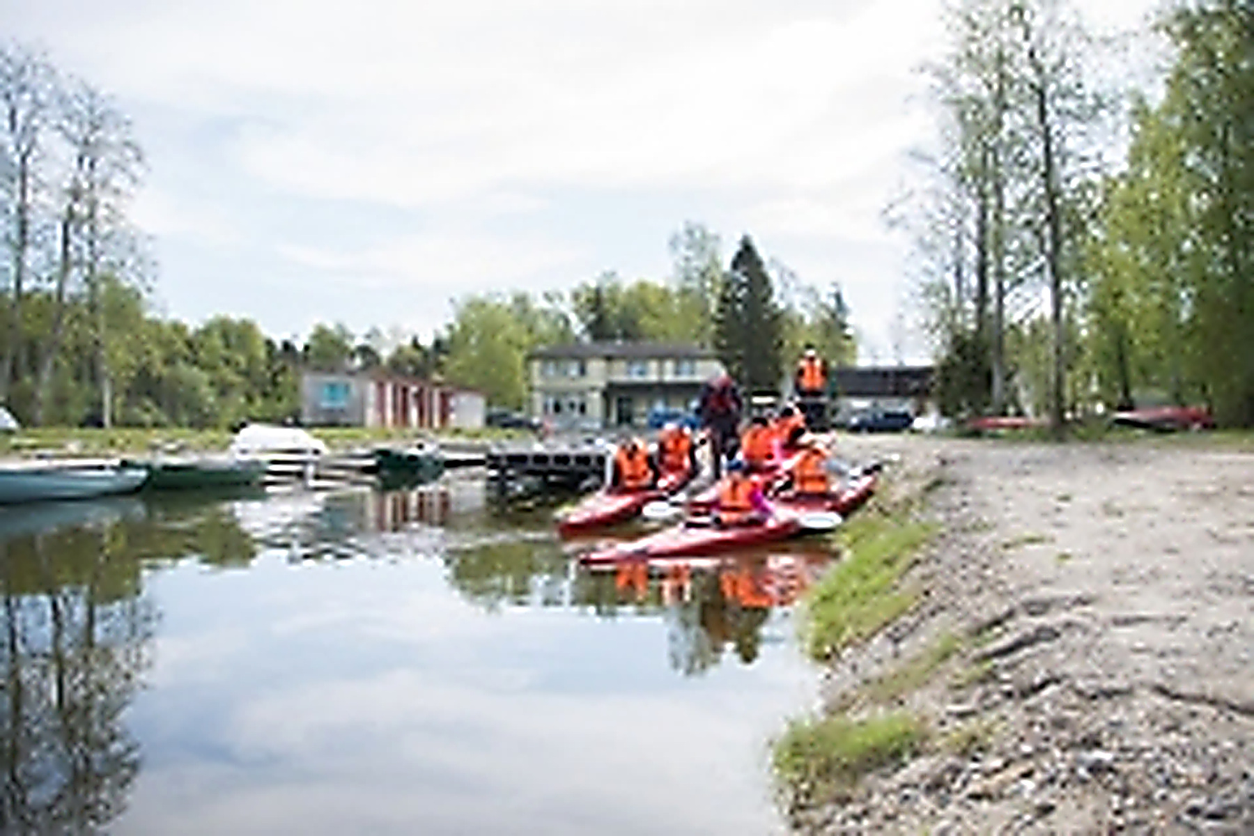 Süstamatkajate grupp sadama ääres