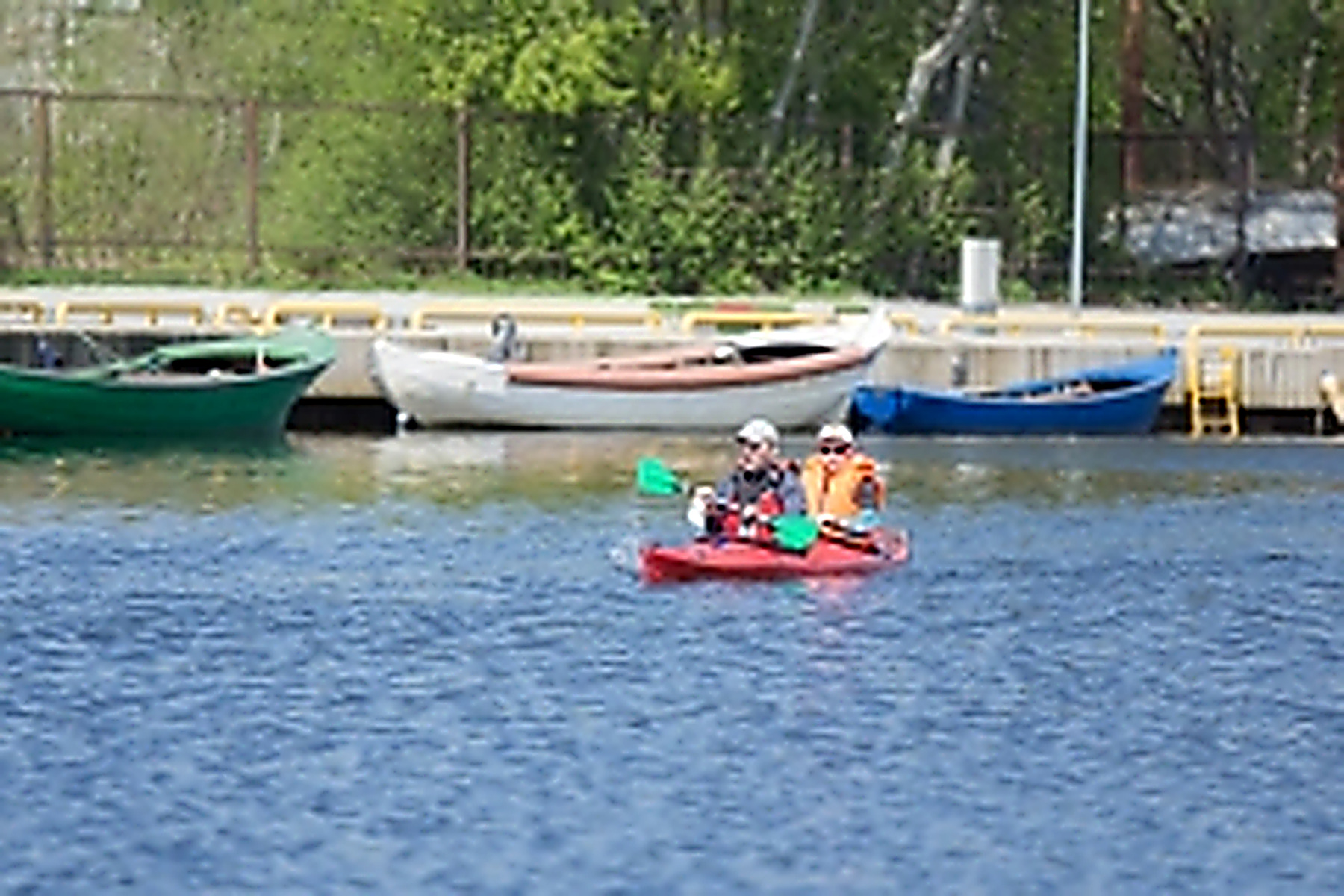 Kaks süstajat liiguvad paatide kõrval