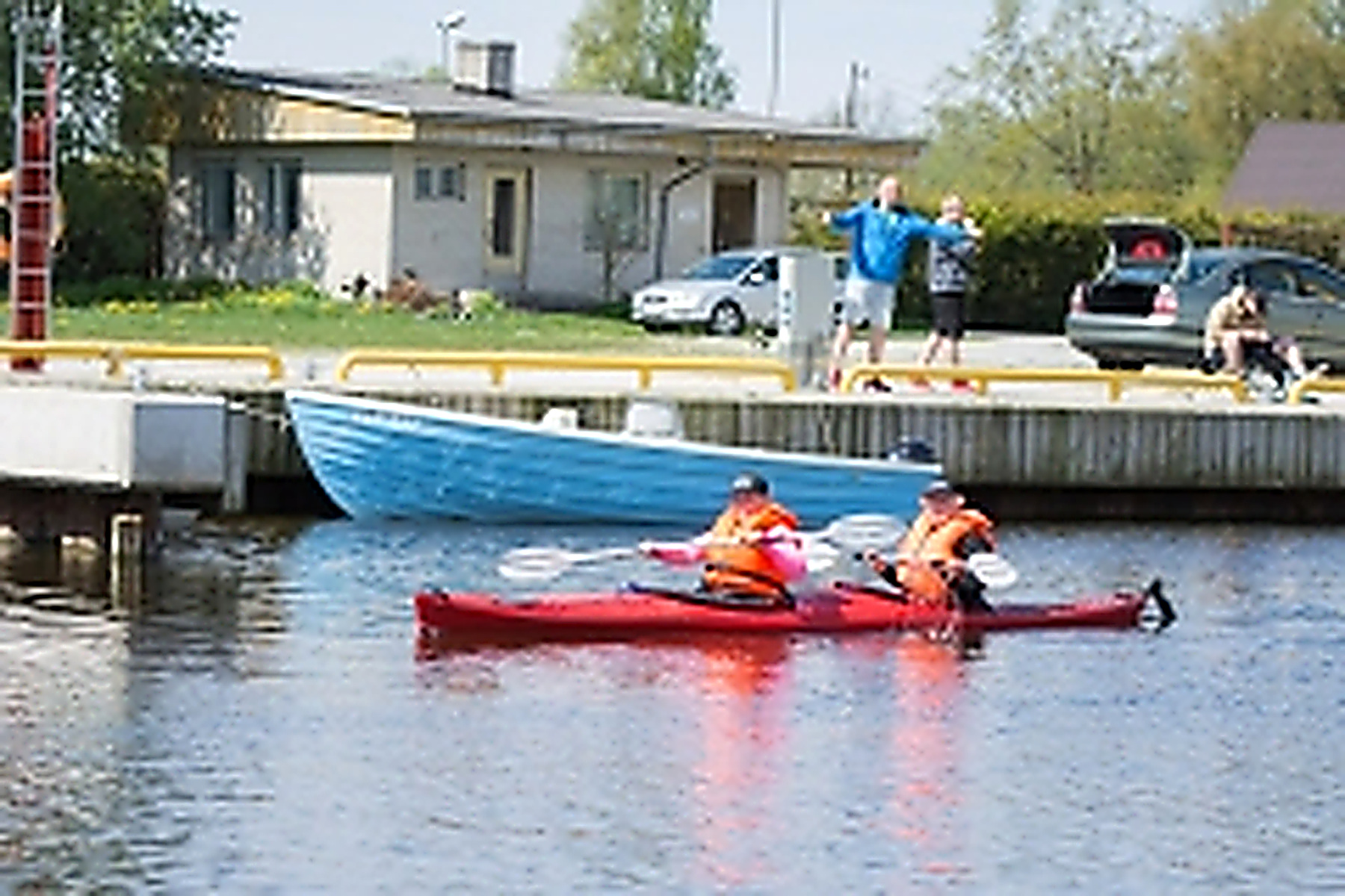 Kaks süstajat liiguvad kai lähedal