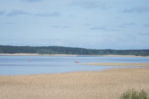 Punane süst avatud veekogul