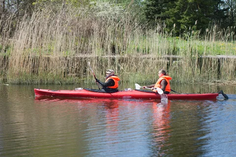 Süstatajad liiguvad mööda sadama veeteed